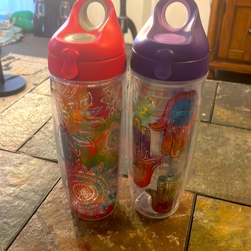 Trevis 24 oz plastic water bottles NWOT.